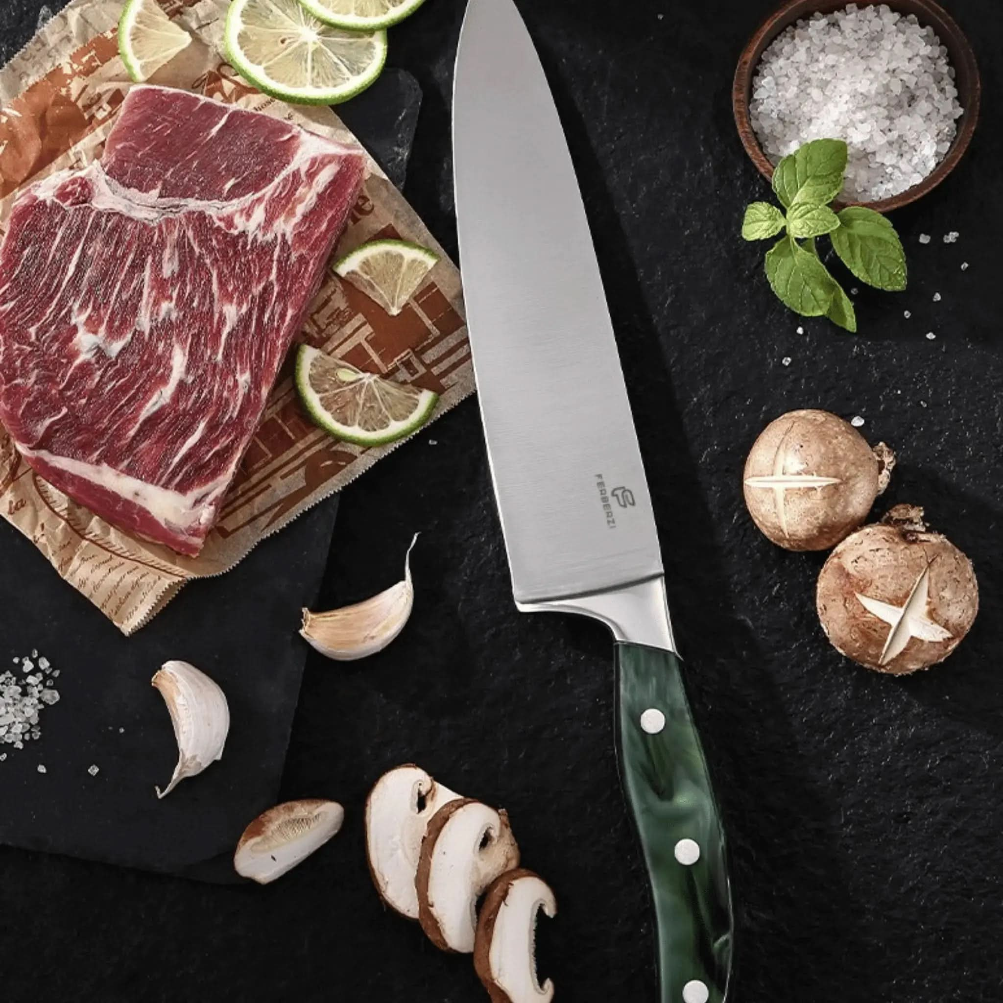 Koksmes met smaragdgroen acryl handvat op zwarte ondergrond met steak en champignons