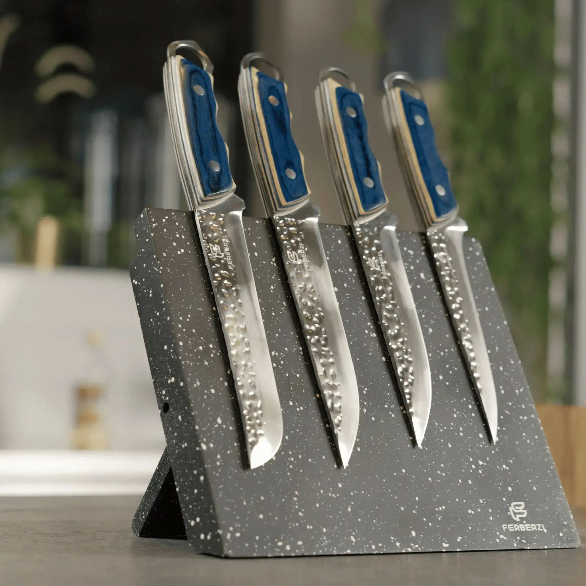 4-delige messenset met blauwe handgrepen op marmerzwarte magnetische messenhouder