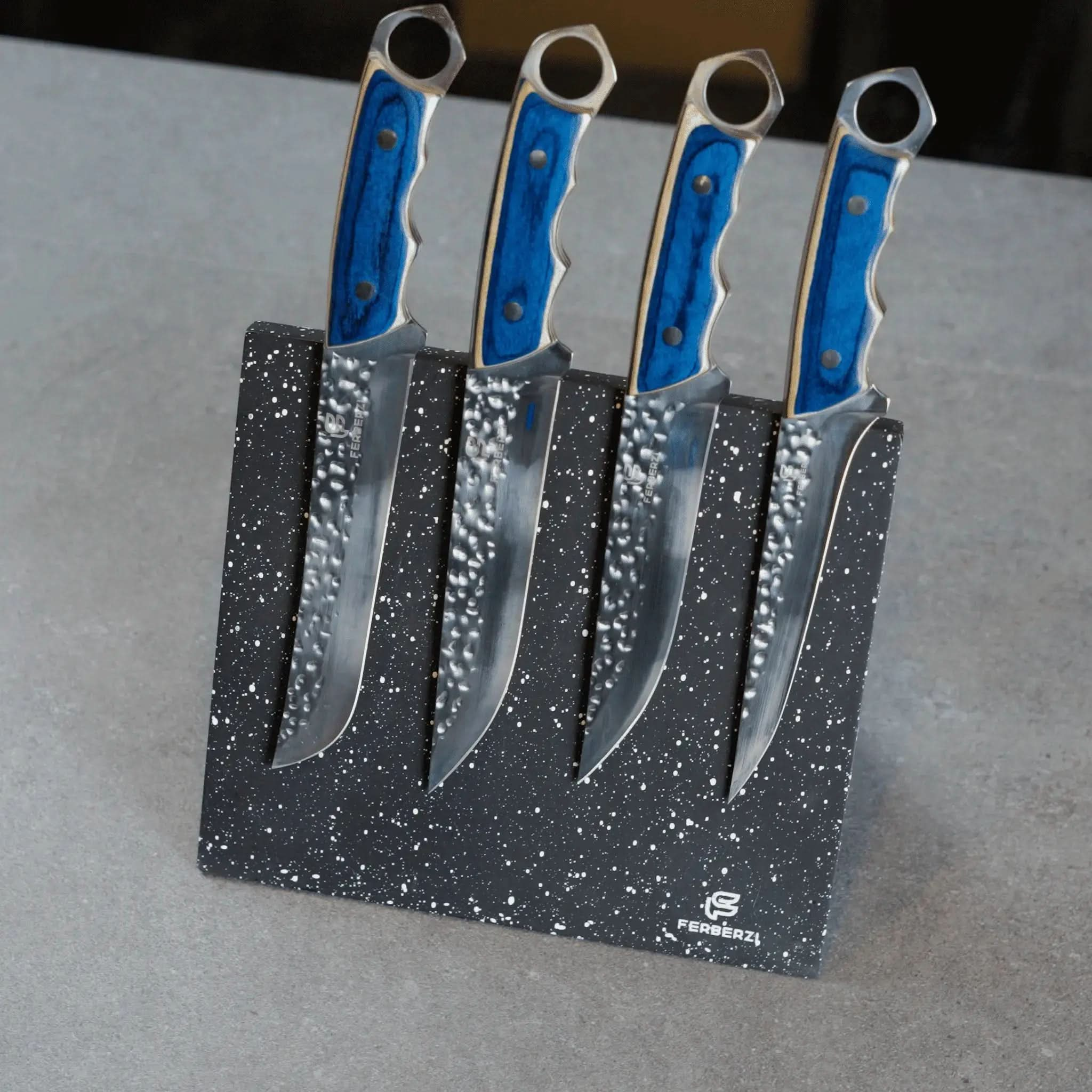 4-delige messenset met blauwe handgrepen op marmerzwarte messenhouder