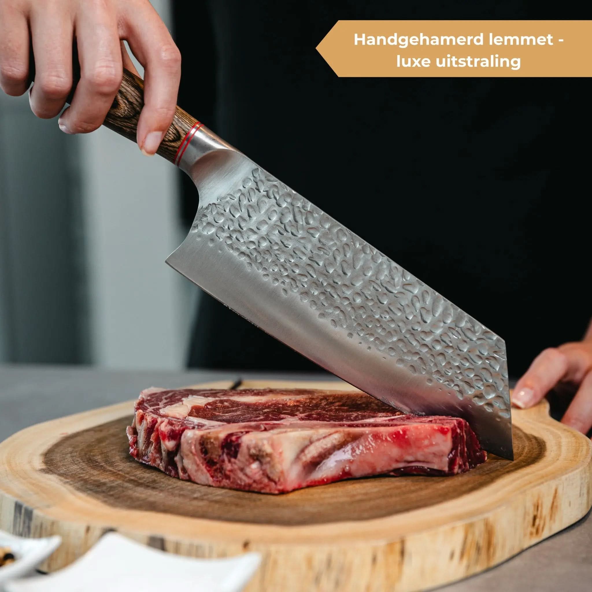 Gehamerd koksmes met houten greep snijdt steak op acaciahouten snijplank