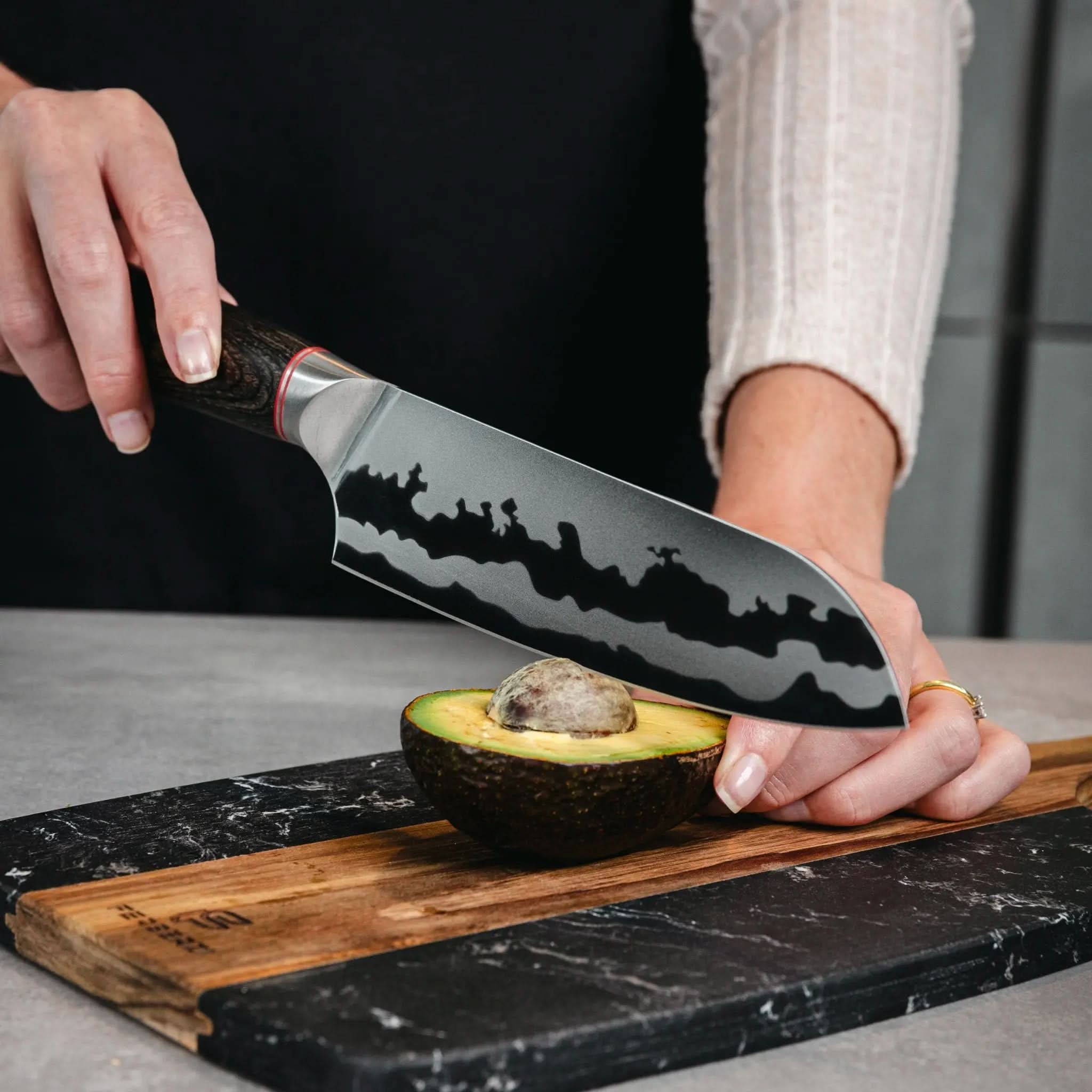 Shadow Wood Santoku mes met houten handgreep op Ferberzi Onyx Edge zwarte marmerlook snijplank