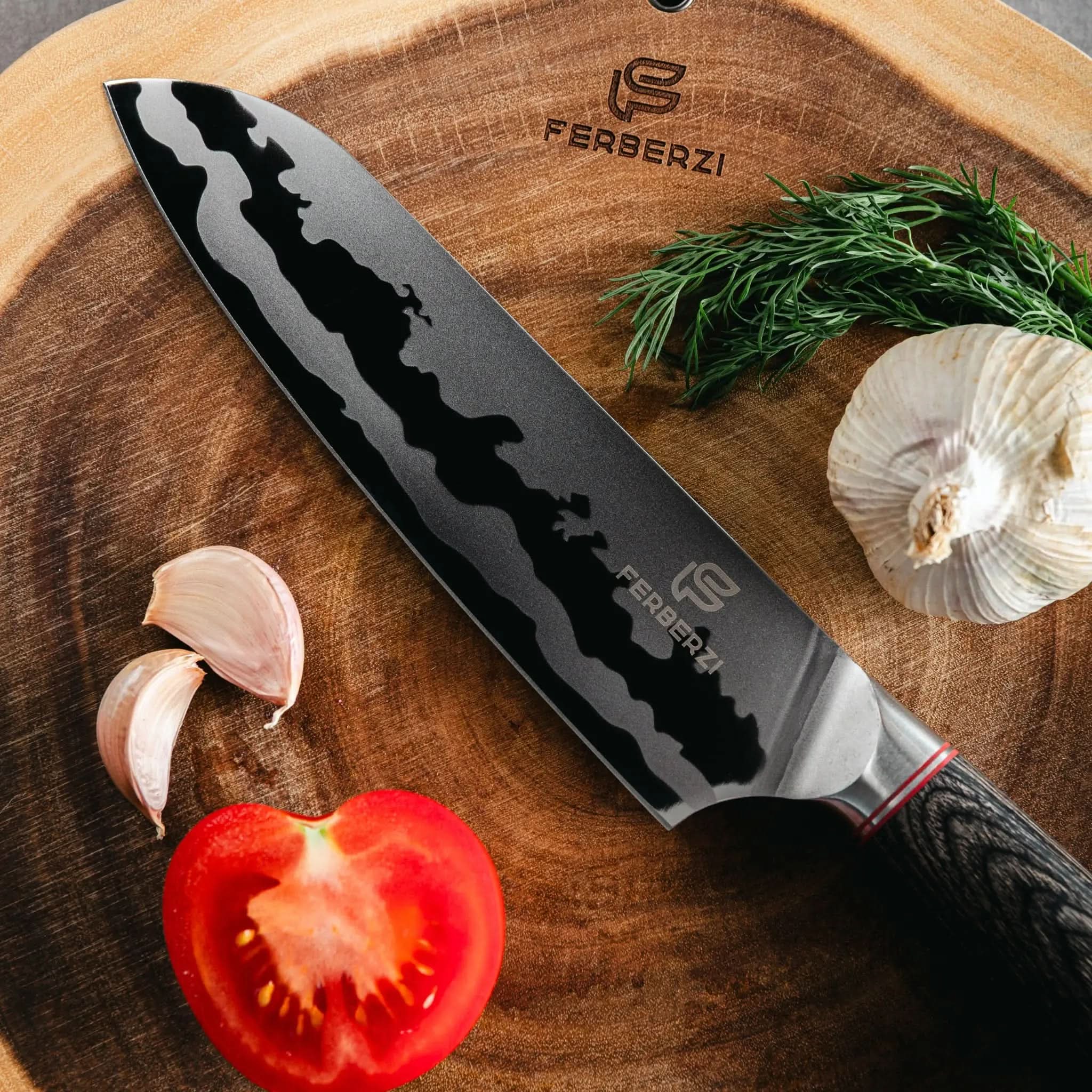 Santoku mes met spiegelend golfpatroon op acaciahouten snijplank met tomaat en kruiden