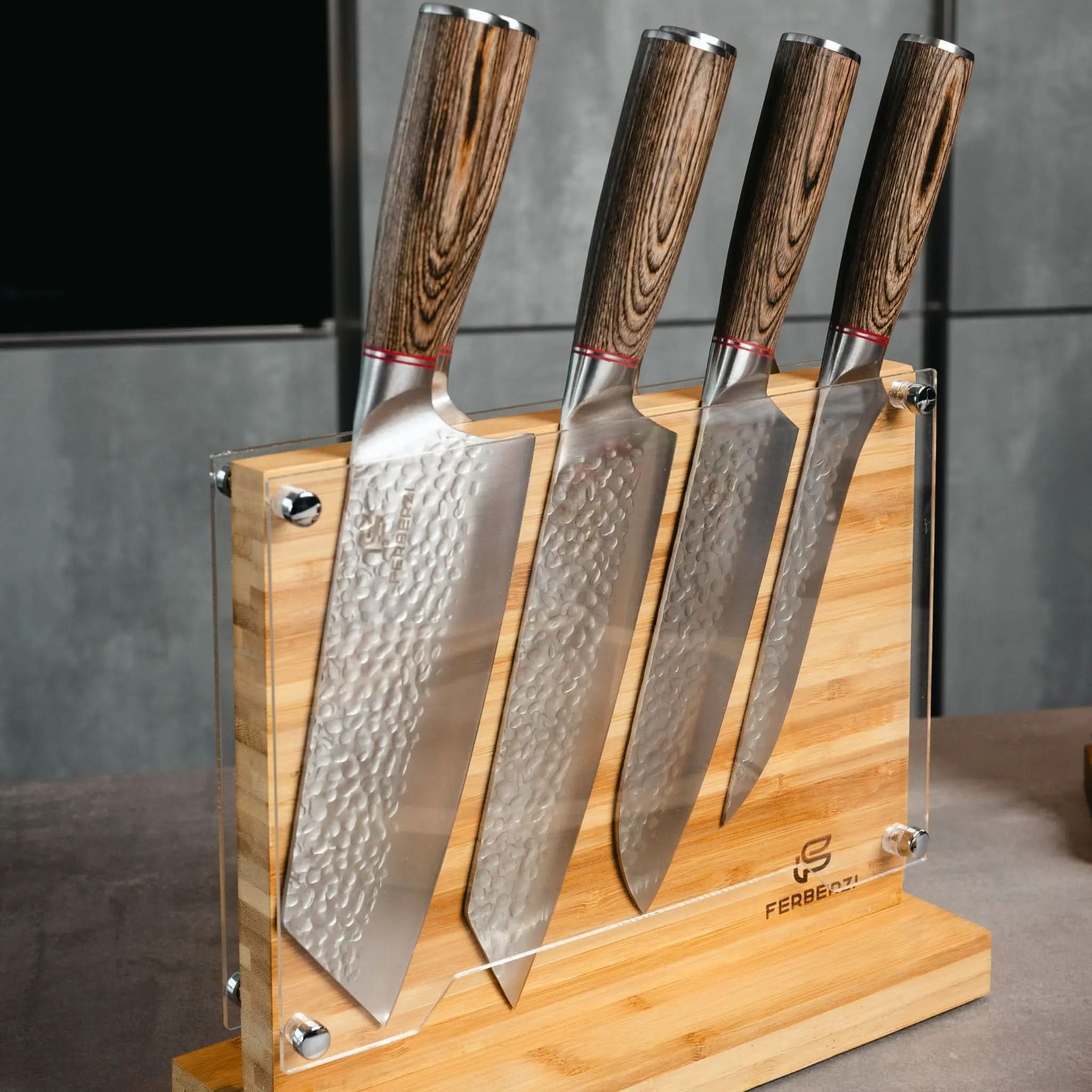 Gehamerde messen met houten grepen op dubbelzijdige magnetische bamboe acryl houder