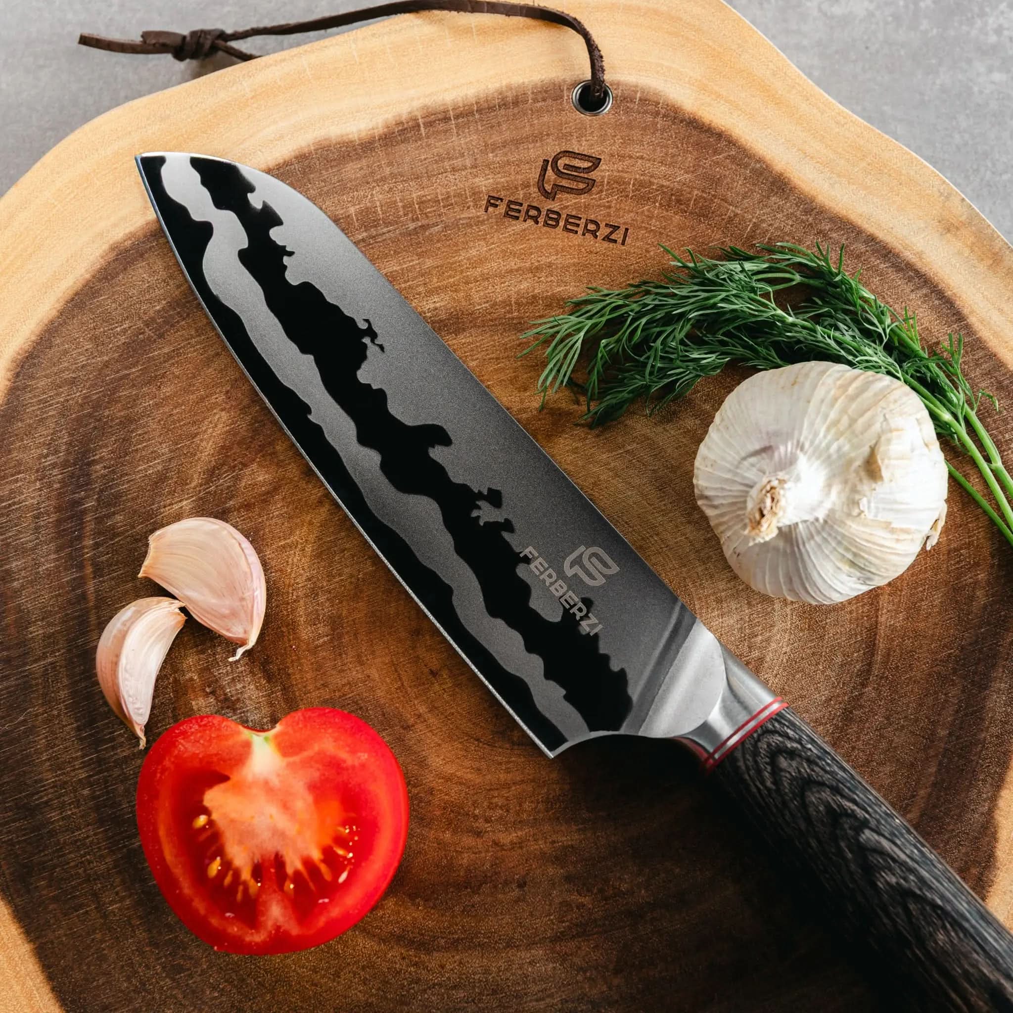 Shadow Wood Santoku mes met houten handgreep op massief acaciahouten Acacia Edge snijplank