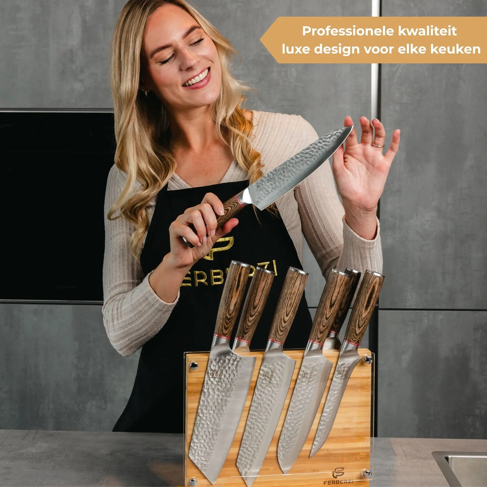 7-delige messenset met houten grepen op magnetische bamboe acryl houder in moderne keuken
