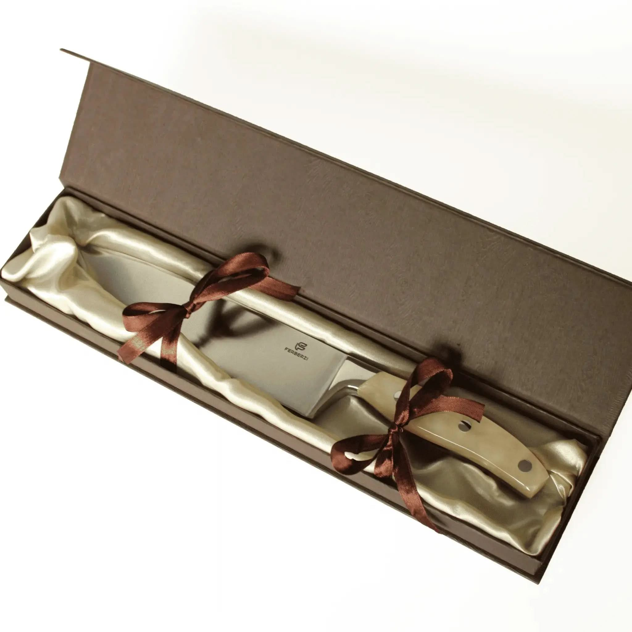Koksmes met parelwit acryl handvat in open luxe geschenkdoos