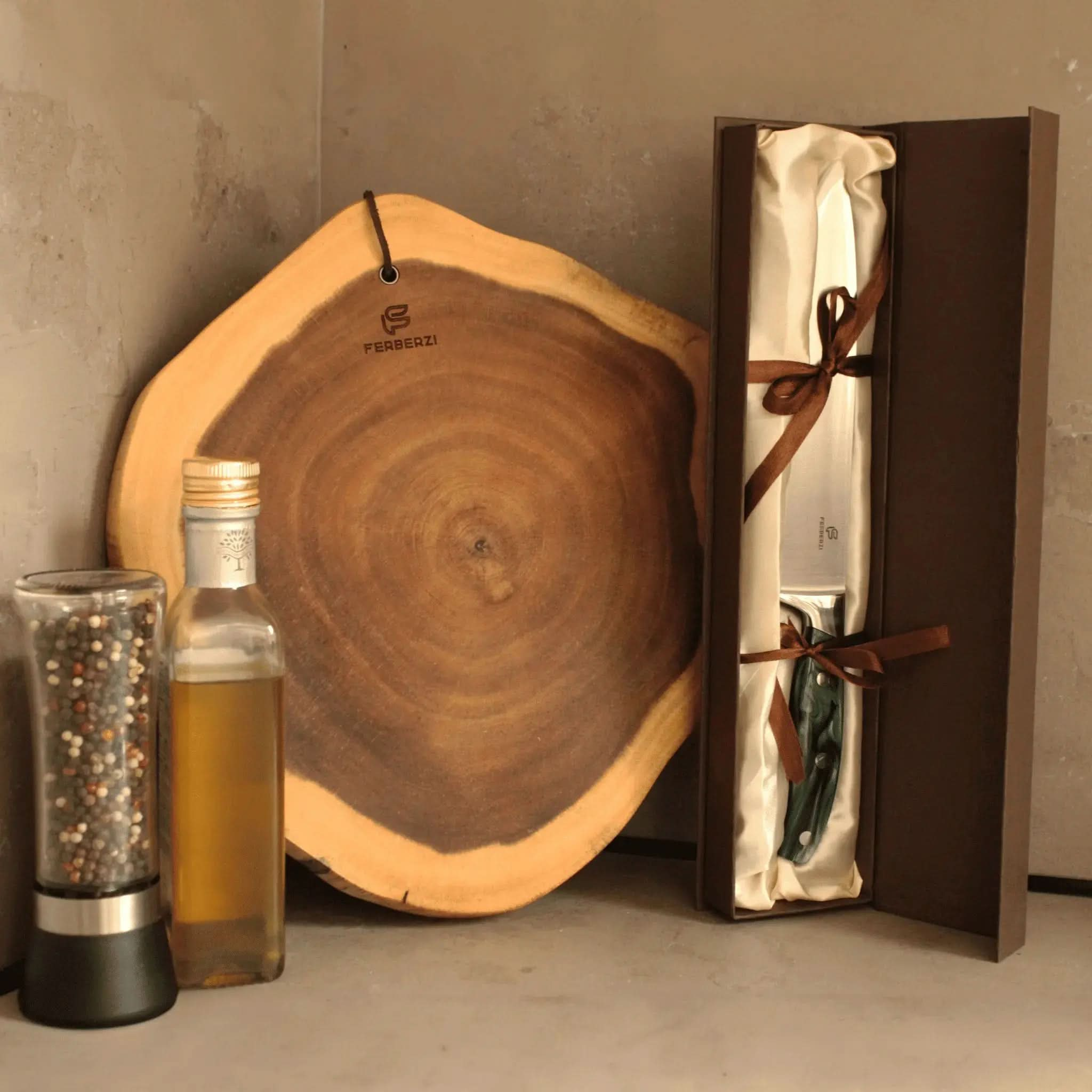 Koksmes met smaragdgroen acryl handvat in open luxe geschenkdoos