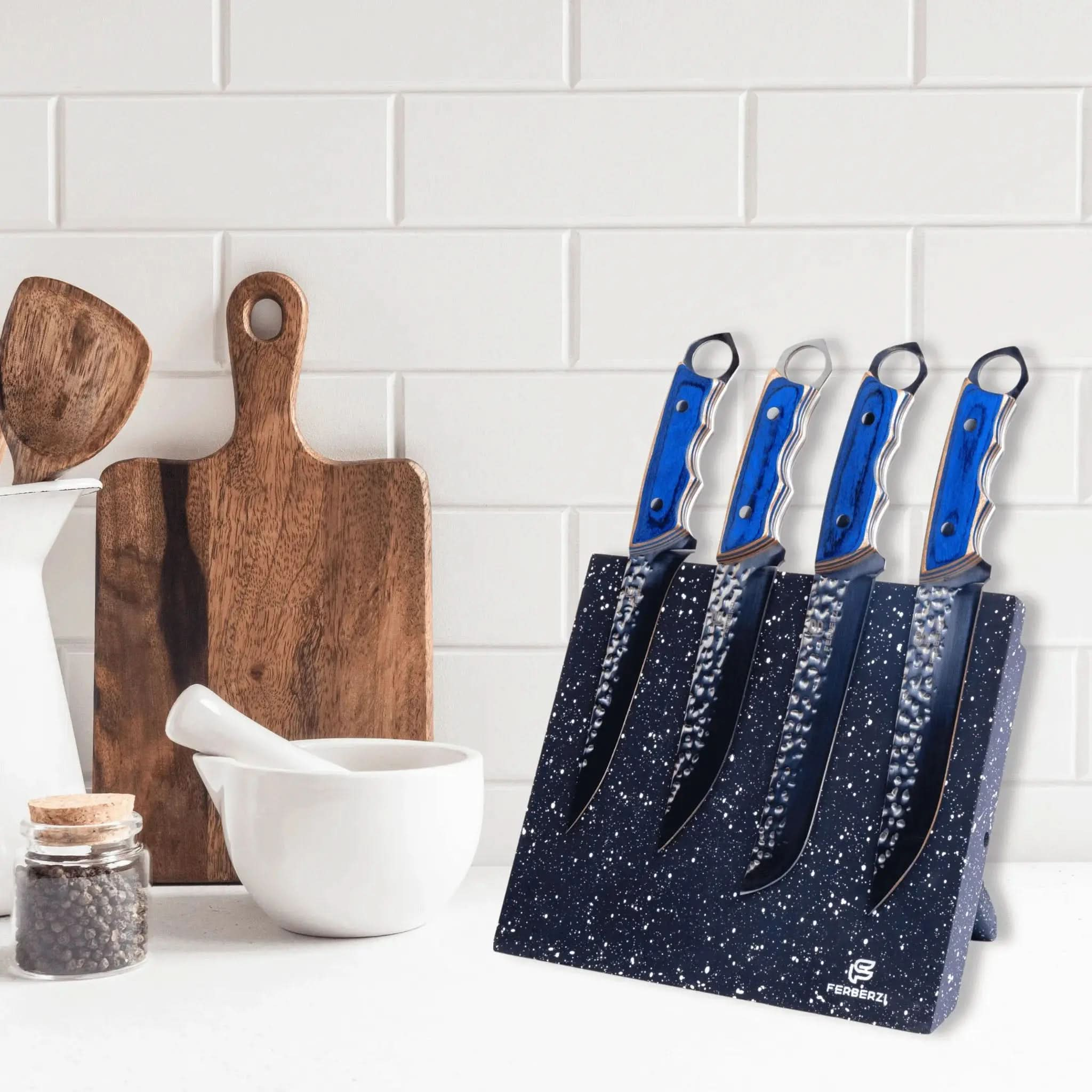 4-delige messenset met blauwe handgrepen op marmerzwarte magnetische messenhouder