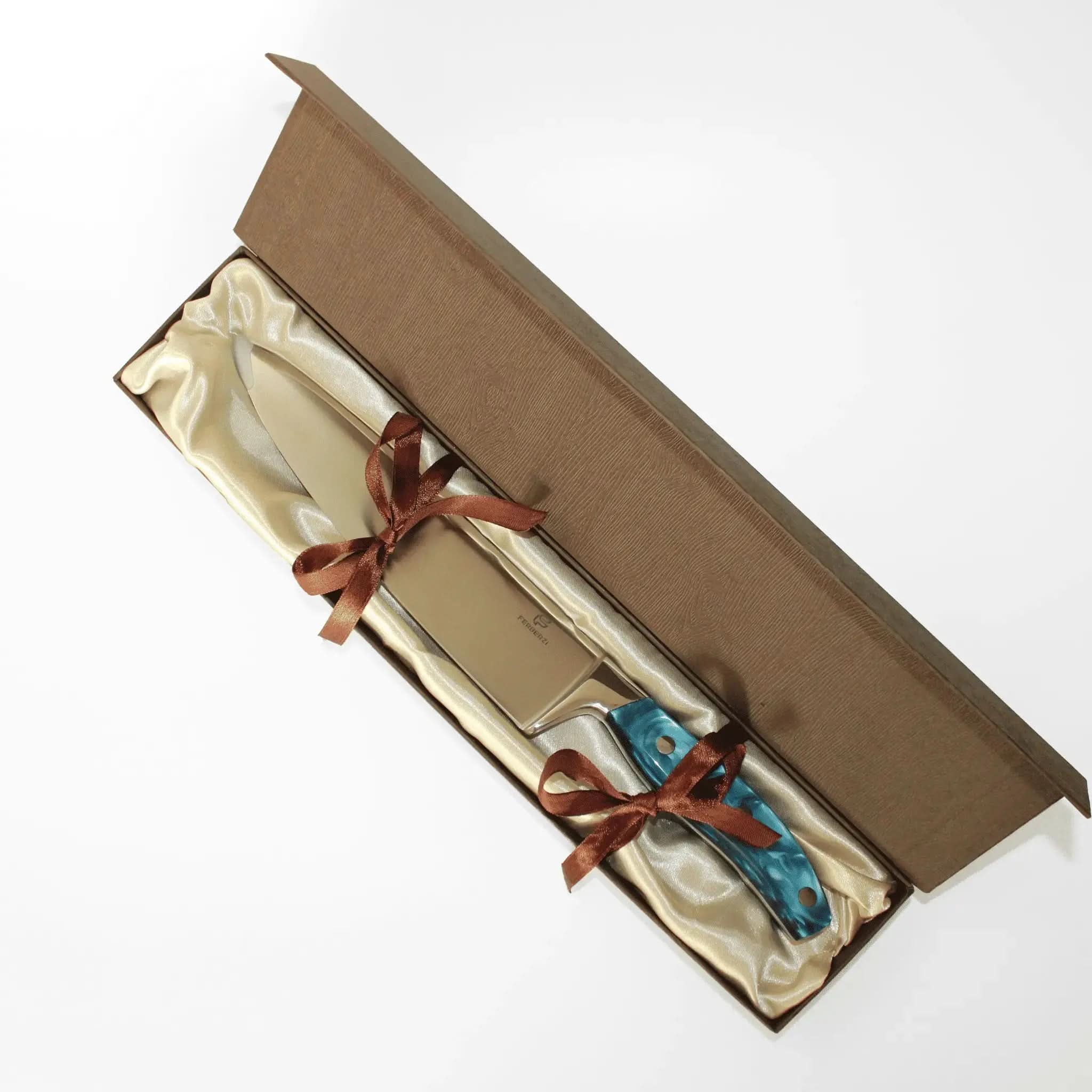 Koksmes met blauw acryl handvat in open luxe geschenkdoos